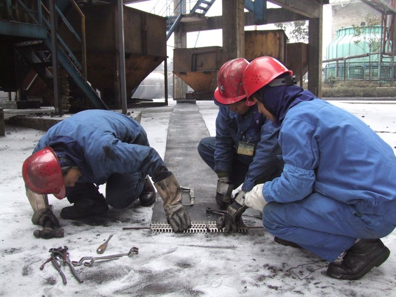 10日檢修人員正在雪地里裝配待修皮帶卡具。