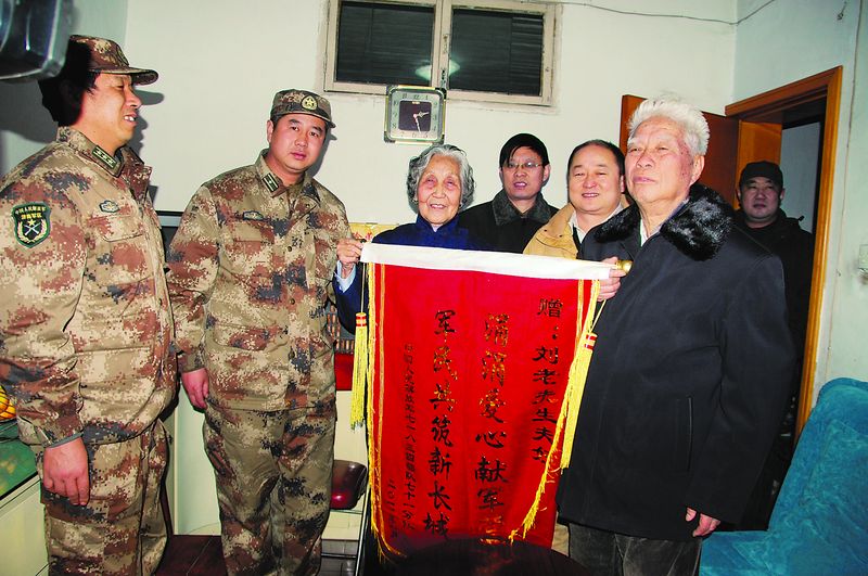 1月19日,家住鄭州市上街區(qū)的劉紹忠、李桂棠老兩口將300雙親手縫制的鞋墊贈(zèng)予了中國(guó)人民解放軍駐滎陽(yáng)某部隊(duì)。該部隊(duì)領(lǐng)導(dǎo)專程驅(qū)車來到他們家,為他們送上了一面錦旗,錦旗上“涓涓愛心獻(xiàn)軍營(yíng),軍民共筑新長(zhǎng)城”14個(gè)燙金大字格外耀眼。劉紹忠、李桂棠兩位老人是中國(guó)長(zhǎng)城鋁業(yè)公司的離休人員,都已年過80,自2004年開始,二老就在家縫制鞋墊,無(wú)償贈(zèng)予上街區(qū)公安、消防及駐滎陽(yáng)的部隊(duì)。近8年時(shí)間,他們共送出鞋墊3000余雙。許拓?cái)z