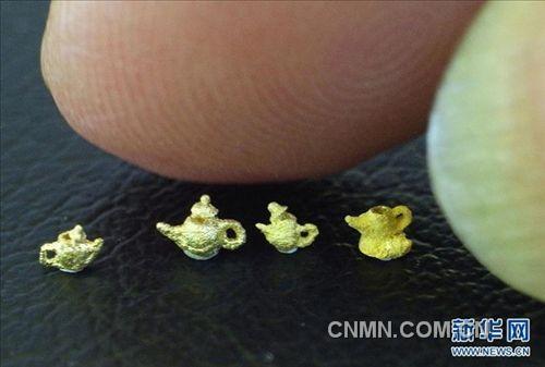 這是陳逢顯雕刻的“黃金茶壺”，每只壺尺寸約為0.2厘米（11月23日攝）。