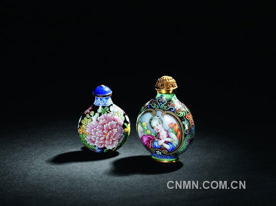 清雍正-畫琺瑯牡丹花荷包形鼻煙壺（左）、清乾隆-乾隆款御制銅胎畫琺瑯彩歐式仕女圖鼻煙壺