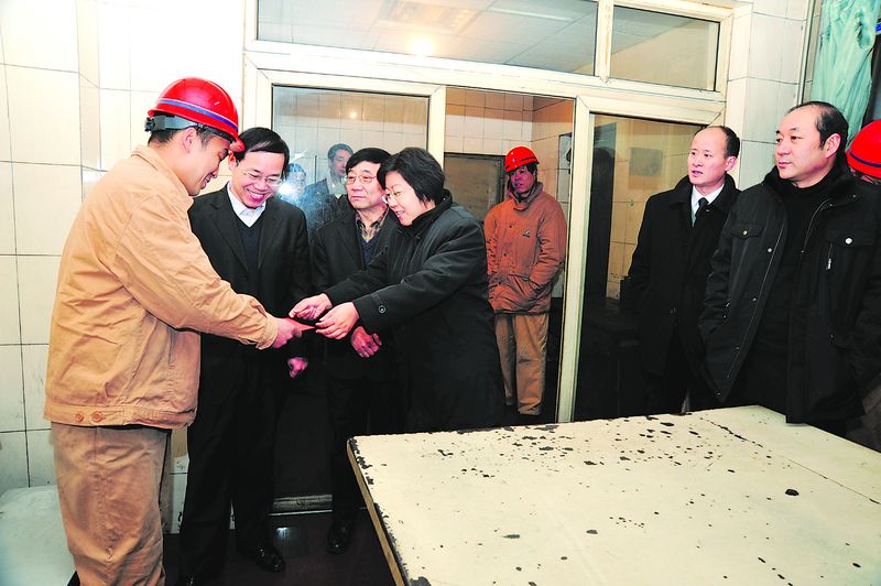 春節(jié)將至，中鋁鄭州企業(yè)領導非常關心勞模和困難職員工的生活。日前，中鋁鄭州企業(yè)協(xié)調(diào)委員會主任、中鋁河南分公司總經(jīng)理喬桂玲一行來到生產(chǎn)一線進行節(jié)前慰問，送上了組織的溫暖和關懷。圖為喬桂玲（左四）親手把慰問金送到市級勞模、碳素廠員工高彥紅（左一）手中。