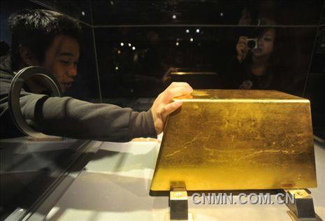 02世界上最大的金磚，重220千克（價(jià)格約780萬(wàn)美元） 臺(tái)北黃金博物館