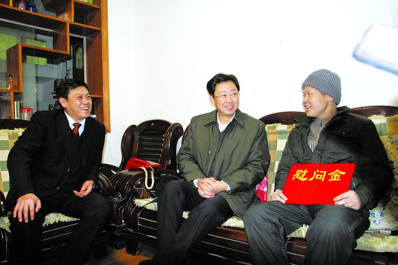 在兔年新春到來之際，中鋁公司領(lǐng)導分別深入到所屬企業(yè)開展慰問活動。1月28至31日，公司黨組書記、總經(jīng)理熊維平到中國鋁業(yè)廣西分公司、長沙有色冶金設(shè)計院和長沙勘察設(shè)計院慰問老模范、老干部和困難黨員、困難職工。