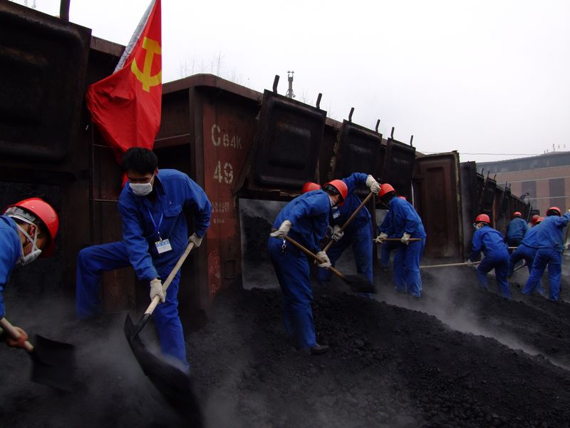 兩級機關黨員在大家春節(jié)余興未散之時，主動請纓義務勞動，緩解難題，用實際行動踐行了“創(chuàng)先爭優(yōu)”。