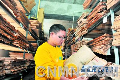 張立的報(bào)紙庫如同舊報(bào)資料室，這一“懷舊產(chǎn)業(yè)”為他淘來每月近萬元的收入。