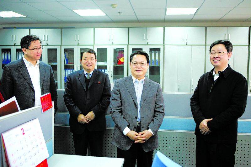 2月16日，中組部干部五局局長(zhǎng)高選民、副局長(zhǎng)石軍一行到創(chuàng)先爭(zhēng)優(yōu)聯(lián)系點(diǎn)中國(guó)鋁業(yè)公司，并深入中鋁國(guó)際貿(mào)易有限公司，通過(guò)考察黨支部活動(dòng)室、創(chuàng)先爭(zhēng)優(yōu)活動(dòng)展板，與基層黨員座談等形式，了解基層黨組織創(chuàng)先爭(zhēng)優(yōu)活動(dòng)開(kāi)展情況，對(duì)中鋁公司創(chuàng)先爭(zhēng)優(yōu)活動(dòng)進(jìn)行現(xiàn)場(chǎng)點(diǎn)評(píng)。中鋁公司黨組書(shū)記、總經(jīng)理，創(chuàng)先爭(zhēng)優(yōu)活動(dòng)領(lǐng)導(dǎo)小組組長(zhǎng)熊維平主持點(diǎn)評(píng)會(huì)。