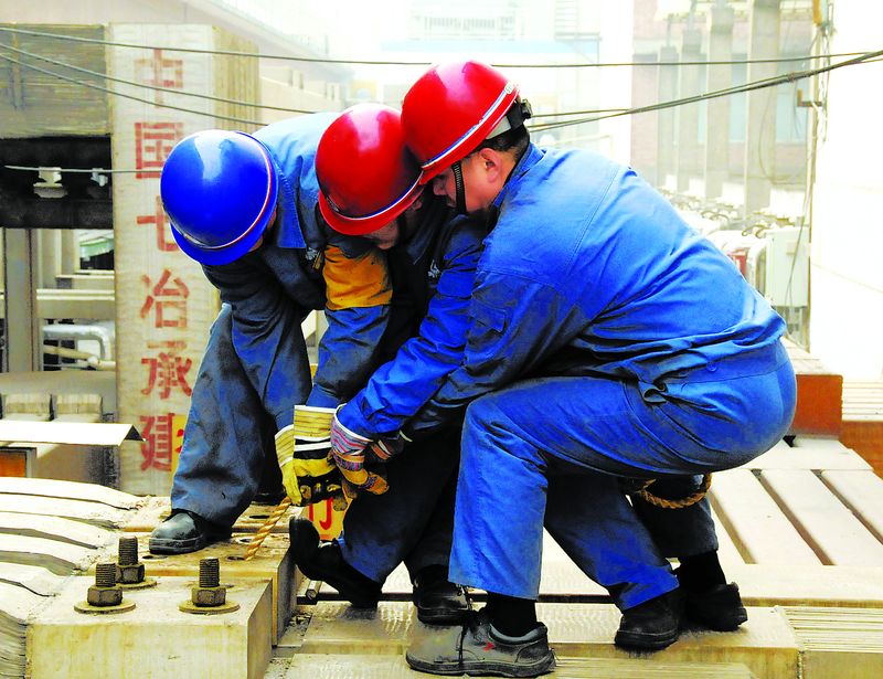 2月20日，焦作萬方201技術(shù)示范生產(chǎn)線91臺(tái)槽開始通電投產(chǎn)。投產(chǎn)后，201槽預(yù)計(jì)比改造前電解槽噸鋁節(jié)電1000度以上。本次啟動(dòng)采用電解質(zhì)粉代替冰晶石啟動(dòng)技術(shù)，節(jié)約采購費(fèi)用1500余萬元。圖為員工正在拆除母線短路片。