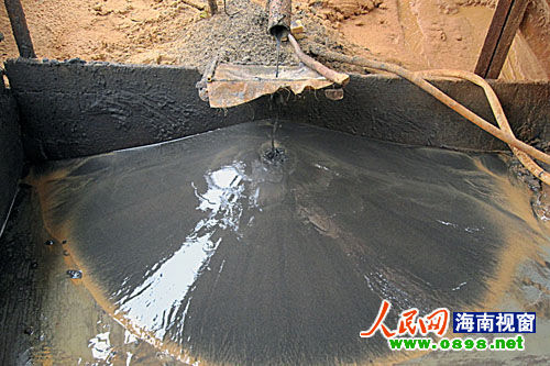 3月22日上午，記者在礦區(qū)看到數(shù)臺(tái)大型采礦機(jī)，其中一臺(tái)正在不停地運(yùn)轉(zhuǎn)工作。而另一旁，數(shù)個(gè)大坑內(nèi)有粗大的水管正在排放采礦產(chǎn)生的尾砂和污水，顯得渾濁不堪。順著排污管往下流，含有大量沙子和泥漿的污水排放到農(nóng)田，使得破壞相當(dāng)嚴(yán)重。