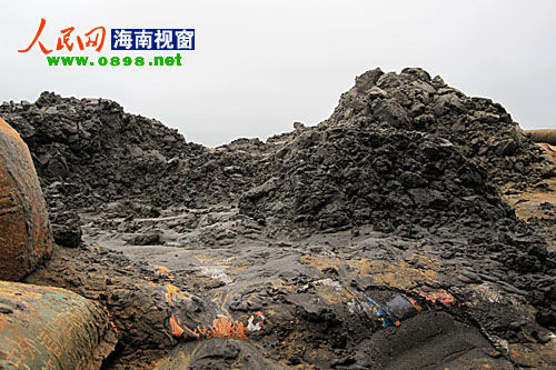 此時(shí)，來自湖南來此打工的夫妻倆正在辛勤的工作，從礦坑上往下看，許先生的妻子被“圍”著在操作抽水機(jī)，看起來十分危險(xiǎn)。至于是否擔(dān)心自身的安全，“我們剛來沒多久，只要有活就做，老板一個(gè)月給我們2千多塊錢的工資。”許先生說。被問及是老板姓名及公司名稱時(shí)，許先生則是一問三不知。