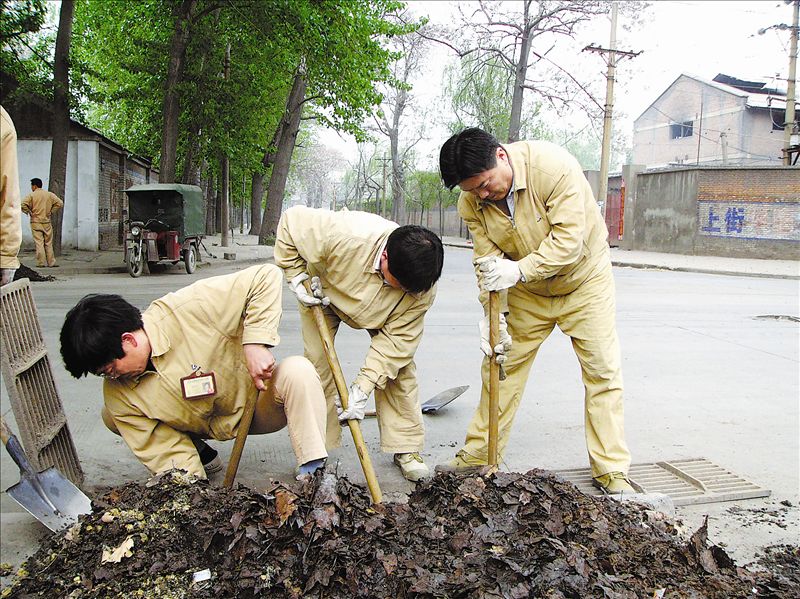 在主汛期即將到來之際，中鋁河南分公司運輸部黨委積極組織6個黨支部100余名黨員、員工，義務對企業(yè)所在地及廠區(qū)內(nèi)155個下水道進行了清理。廣大員工不怕臟、不怕累，克服車流量大、下水道淤積嚴重、異味嗆人等困難，疏通了下水道，保證了汛期道路排水暢通，極大地方便了附近居民和員工的出行，受到過往行人的一致稱贊。圖為員工在清理下水道。