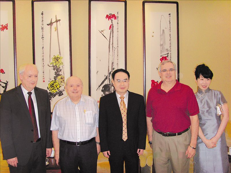 中國有色金屬工業(yè)協(xié)會(huì)會(huì)長陳全訓(xùn)日前在京會(huì)見了國際鎂業(yè)協(xié)會(huì)總裁肯·懷特先生、行政副總裁戈瑞格·派徹爾先生、國際鎂協(xié)執(zhí)行委員會(huì)委員暨海鎂特集團(tuán)總裁網(wǎng)特·法蘭克先生及國際鎂協(xié)亞洲區(qū)董事蔡文珊女士一行,雙方就如何進(jìn)一步加強(qiáng)合作與交流交換了意見。圖為 陳全訓(xùn)會(huì)長(中)會(huì)見國際鎂協(xié)總裁肯·懷特一行。