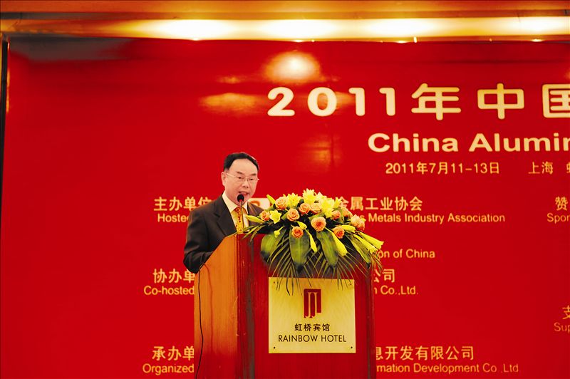 7月11日,中國有色金屬工業(yè)協(xié)會會長陳全訓(xùn)在滬會見了來訪的美國愛勵集團(tuán)總裁、美洲鋁業(yè)協(xié)會會長史蒂夫先生。雙方就今后的合作達(dá)成了共識。雙方認(rèn)為,加強(qiáng)企業(yè)間的相互合作,相互投資十分重要,中方支持并鼓勵外方來華投資,中方愿就再生金屬領(lǐng)域、人才培養(yǎng)方面進(jìn)一步加強(qiáng)合作與交流。雙方還一致認(rèn)為,建立和增進(jìn)互信,加強(qiáng)對話,促進(jìn)了解十分重要,在互信基礎(chǔ)上的合作必將是牢固的和可靠的,對雙方是有益的。中國國際鋁加工研討會7月12日在上海舉行,國際鋁業(yè)協(xié)會秘書長讓納普及中外來賓200多人出席了會議。陳全訓(xùn)在開幕式上致辭,強(qiáng)調(diào)鋁加工業(yè)作為整個行業(yè)的一個組成部分,在走向有色金屬強(qiáng)國的道路上肩負(fù)著重任,他希望業(yè)界同行在產(chǎn)品的技術(shù)上和質(zhì)量上以及擴(kuò)大鋁的再生利用方面做出更大的貢獻(xiàn)并希望加強(qiáng)國際間的合作與交流。7月13日,每年一次的勵展國際鋁工業(yè)展覽會在上海開幕。陳全訓(xùn)應(yīng)邀在開幕式上致辭并剪彩。他對展會主辦方和參展方寄予厚望,希望通過展覽這一平臺,促進(jìn)國際間同行業(yè)的經(jīng)濟(jì)、技術(shù)、貿(mào)易的合作,為人類的共同發(fā)展貢獻(xiàn)力量。陳全訓(xùn)在主辦方人員的陪同下參觀了部分國內(nèi)外企業(yè)的展臺。在上海期間,陳全訓(xùn)還會見了日本鋁業(yè)協(xié)會專務(wù)理事村山拓己先生。