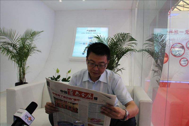 山東兗礦輕合金高建章經理正在接受本網記者采訪