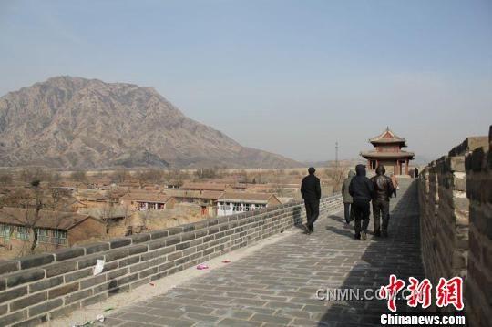 圖為雞鳴驛的城墻，遠(yuǎn)眺為雞鳴山。