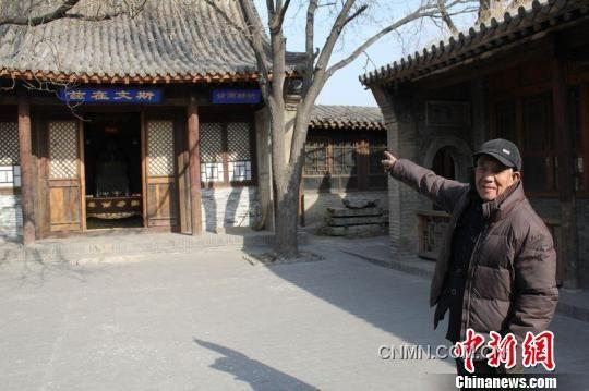 圖為85歲得王緒老人指著文昌宮的正殿對(duì)記者介紹說，“雞鳴驛是國(guó)家的文物，一定要保護(hù)好”。