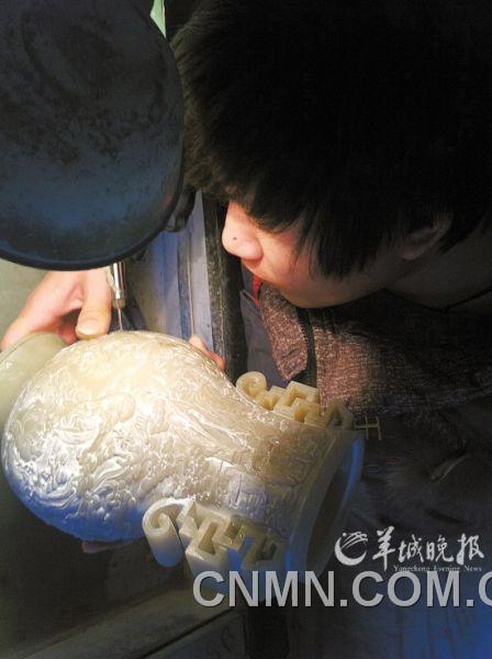 蚌埠仿古玉加工廠，工人正在雕琢玉器