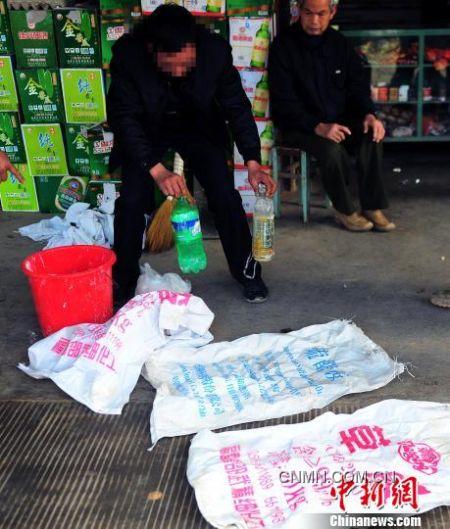 當?shù)卮迕裣蛴浾哒故颈I礦企業(yè)所用的化學(xué)用品包裝袋。