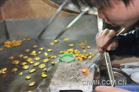 部分需要焊接、粘合的黃金飾品。
