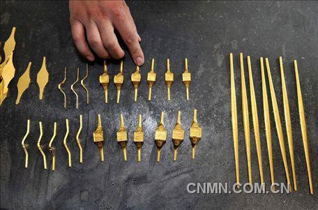 制成的半成品的手鐲及戒子。