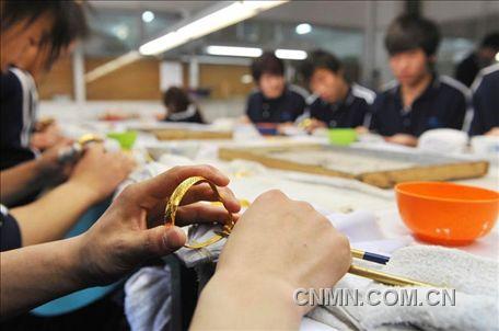 手鐲的最后工序“拋光與壓光”。