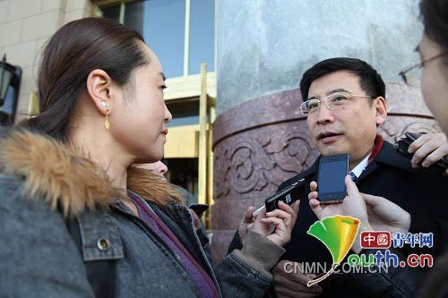 工信部部長(zhǎng)苗圩（右）在人民大會(huì)堂外接受中國(guó)青年網(wǎng)記者謝東櫻（左）采訪。