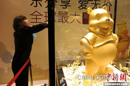 3月22日，成都春熙路某金店一只由16.8千克黃金打造的維尼熊吸引了眾多民眾眼球