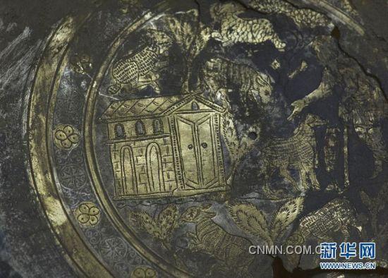 這是在克羅地亞溫科夫齊市博物館展出的新近出土的一件鍍金銀盤（3月29日攝）。