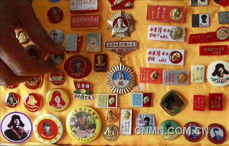3月1日，房冠龍?jiān)谡故咀约菏詹氐?20多枚關(guān)于雷鋒的紀(jì)念章。