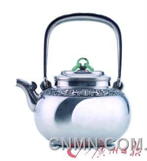 工藤延年造饕餮紋龍紋玉蓋銀壺以184萬元拍出。