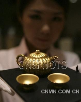 7月11日，“故宮心經(jīng)錦囊壺”和“心經(jīng)金碗”正式亮相北京菜百。由故宮博物院與國金黃金集團聯(lián)合出品的此套“品茶”器皿，采用999純黃金的傳統(tǒng)制金工藝和現(xiàn)代工藝制成。“故宮心經(jīng)錦囊壺”重260克，首次以故宮館藏珍品“乾隆·綠漆地描金瓜棱壺”為原型，精工創(chuàng)造。“心經(jīng)金碗”重25克，刻有《般若波羅蜜心經(jīng)》，共268個字。