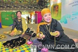頌賽依德（右）年輕時便開始收藏馬來金飾，黃金對她來說是財富的象征，也可作為傳家之寶，代代相傳。