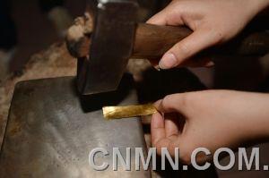 金箔鍛造大部分工序都需要人工操作，所以對技術(shù)要求很高。砸金片要求極高，有一錘沒砸好，一天的工作就可能白費(fèi)掉。