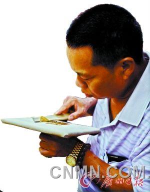 把鋪在烏金紙上的金箔用竹條挑起，切割成小片后用嘴吹氣再把金箔撩起到玉扣紙上，這些步驟都不能直接用手觸碰到金子。