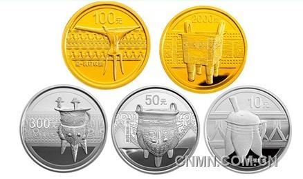 　　8月31日，中國(guó)人民銀行將發(fā)行中國(guó)青銅器金銀紀(jì)念幣(第一組)一套。該套紀(jì)念幣共5枚，其中金幣2枚、銀幣3枚，均為國(guó)家法定貨幣，由中國(guó)金幣總公司總經(jīng)銷。該紀(jì)念幣預(yù)計(jì)將于9月中旬亮相沈城。
