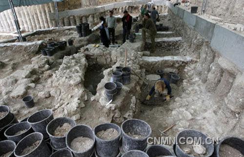 12月22日，工作人員在以色列耶路撒冷老城南墻外的考古挖掘現(xiàn)場忙碌