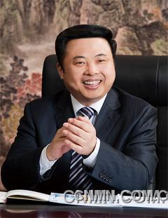 天能集團(tuán)董事局主席張?zhí)烊? /></p>
<p><br />　　全國人大代表、天能集團(tuán)董事局主席張?zhí)烊螌π履茉串a(chǎn)業(yè)的關(guān)注度非常大，在為今年“兩會”準(zhǔn)備的9條議案及建議中，就有5條涉及加快建設(shè)廢舊電池回收體系、盡快出臺電動自行車國家新標(biāo)準(zhǔn)、推動低速短程電動汽車發(fā)展、暫緩征收鉛蓄電池消費(fèi)稅等新能源相關(guān)問題。<br />　<strong>　一、及時清理涉企過時政策規(guī)章<br /></strong>　　“企業(yè)發(fā)展離不開政策法規(guī)，改革開放30多年，各級政府部門出臺了大量政策、規(guī)章、文件，一些政策、規(guī)章、文件已經(jīng)完成使命，退出了歷史舞臺，但也有不少因為種種原因，存留了下來。”張?zhí)烊谓榻B說。<br />　　客觀上看，這些存留下來的政策、法規(guī)、文件，它們在當(dāng)時的社會條件下起到一定的作用，不過隨著時間的推移與社會的發(fā)展，有的相互抵制，有的干脆成了阻礙生產(chǎn)力發(fā)展的“籬笆”，少數(shù)不積極或不作為的部門，甚至?xí)弥@些“籬笆”圈自己的利益、向企業(yè)提無理要求。這在很大程度上傷害了企業(yè)的積極性與主動性，給企業(yè)發(fā)展帶來很大阻礙。<br />　　為進(jìn)一步優(yōu)化我國企業(yè)經(jīng)濟(jì)發(fā)展的法制環(huán)境，促進(jìn)企業(yè)轉(zhuǎn)型升級，張?zhí)烊谓ㄗh國務(wù)院有關(guān)部門牽頭，組織各級政府有關(guān)部門在全國范圍內(nèi)對涉及企業(yè)生產(chǎn)經(jīng)營的一系列政策、法規(guī)、文件做一次系統(tǒng)的梳理，重點清理和修改不符合市場經(jīng)濟(jì)發(fā)展要求、不利于企業(yè)轉(zhuǎn)型升級的有關(guān)文件，要將清理工作與全面清理涉及向企業(yè)收費(fèi)、攤派的規(guī)定結(jié)合起來，從制度上、源頭上切實解決企業(yè)負(fù)擔(dān)過重的問題。<br />　　建議對以下列情形之一的，應(yīng)當(dāng)予以修改：1.部分內(nèi)容與上位法不一致或者相抵觸的;2.國家政策重大調(diào)整，政府規(guī)章、規(guī)范性文件的部分內(nèi)容與之不適應(yīng)的;3.部分內(nèi)容明顯不適應(yīng)經(jīng)濟(jì)社會發(fā)展需要的;4.部分內(nèi)容的程序、可操作性不強(qiáng)，需要予以細(xì)化和完善的;5.政府規(guī)章、規(guī)范性文件之間對同一事項的規(guī)定不一致的;6.其他原因需要予以修改的。<br />　　有下列情形之一的，應(yīng)當(dāng)予以廢止：1.主要內(nèi)容與上位法或者國家政策相抵觸的;2.依據(jù)的法律、法規(guī)已廢止或者宣布失效的;3.主要內(nèi)容已被新制定或者修訂后的法律、法規(guī)、規(guī)章涵蓋的;4.主要內(nèi)容已被新制定的政府規(guī)章、規(guī)范性文件替代的;5.主要內(nèi)容已不適應(yīng)經(jīng)濟(jì)社會發(fā)展需要的。<br />　　<strong>二、加大低速短程電動汽車推動力度<br /></strong>　　“市場上運(yùn)行的電動汽車有高速車和低速車兩類，目前低速短程電動汽車銷量遠(yuǎn)遠(yuǎn)大于高速電動汽車，贏得了廣泛的市場。”張?zhí)烊握f，高速電動汽車與低速短程電動汽車相比較，其性價比不具備競爭優(yōu)勢。在節(jié)能減排和生態(tài)文明建設(shè)的推動下，我國正大力發(fā)展綠色交通，加快建立以低碳為特征的交通運(yùn)輸體系，他建議國家相關(guān)部門出臺相關(guān)政策，進(jìn)一步推動低速短程電動汽車發(fā)展。<br />　　“一要制定電動汽車技術(shù)標(biāo)準(zhǔn)，促進(jìn)低速短程電動汽車發(fā)展。二要明晰發(fā)展政策，鼓勵技術(shù)創(chuàng)新。三要合理布局產(chǎn)業(yè)發(fā)展，規(guī)劃配套設(shè)施建設(shè)。四要出臺管理辦法，解決車輛上路問題。五要完善服務(wù)體系，確保電池回收。”張?zhí)烊谓ㄗh。</p>
<p> </p>
 <p style='text-align:center'>[1]<a href='ShowNews1.aspx?id=263719&page=2' target='_self'><b>[2]</b></a> <a href='ShowNews1.aspx?id=263719&page=3' target='_self'><b>[3]</b></a> <a href='ShowNews1.aspx?id=263719&page=2' target='_self'>下一頁</a></p></div>
                    <p class=
