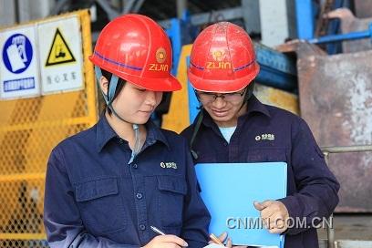 紫金銅業(yè)電解廠女工統(tǒng)計校對當(dāng)天陽極機(jī)組整形過的陽極板數(shù)量