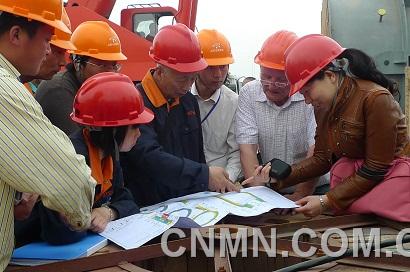C.共同建設(shè)新興產(chǎn)業(yè)。陜西有色天宏公司女職工與專家一起參與建設(shè)多晶硅生產(chǎn)線。 (1)