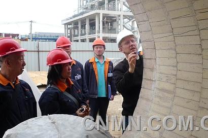 C.共同建設(shè)新興產(chǎn)業(yè)。陜西有色天宏公司女職工與專家一起參與建設(shè)多晶硅生產(chǎn)線。