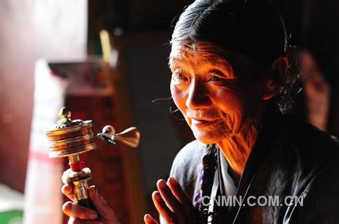 一名藏族老人在西藏自治區(qū)山南地區(qū)昌珠寺手搖轉(zhuǎn)經(jīng)筒，虔誠(chéng)地誦念佛經(jīng)