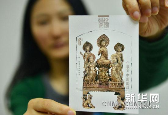 6月14日，浙江郵票公司的工作人員展示《金銅佛造像》特種郵票小型張“隋·銅鎏金佛教造像”。