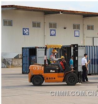 7月12日，鷹潭貴溪市銅拆解加工園內(nèi)一輛叉車正在搬運從國外運來的廢舊五金