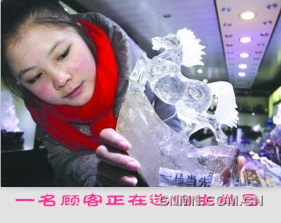 一名顧客正在選購(gòu)生肖馬正