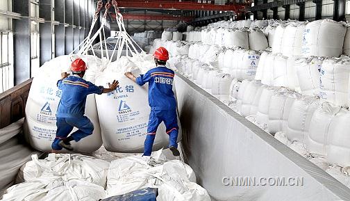 (頭條配圖)圖為中國鋁業(yè)廣西分公司正在組織氧化鋁產(chǎn)品 裝車外銷。 梁清媛 攝