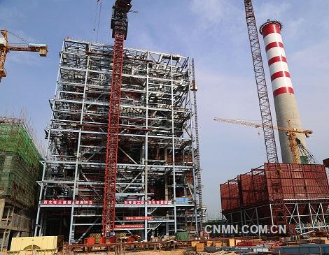 圖為項目發(fā)電廠鍋爐和煙囪高聳入云，預(yù)計年底前發(fā)電。黃家碧  攝 圖2