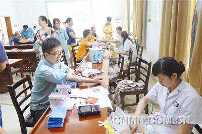 為響應(yīng)江西省獻(xiàn)血辦、江西省血液中心《關(guān)于組織公民義務(wù)獻(xiàn)血通知》的號(hào)召，南昌硬質(zhì)合金有限責(zé)任公司近日組織職工進(jìn)行無(wú)償義務(wù)獻(xiàn)血活動(dòng)。此次義務(wù)獻(xiàn)血活動(dòng)共有來(lái)自各生產(chǎn)單位、職能部門(mén)50余位愛(ài)心獻(xiàn)血者參加，成功獻(xiàn)血者達(dá)45人，短短半天時(shí)間共獻(xiàn)血12000余毫升。