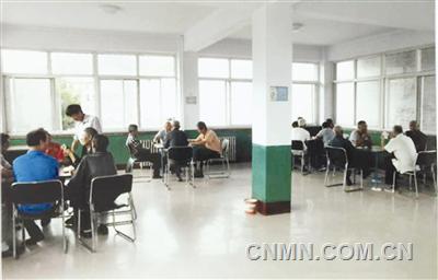 河北省承德市壽王玟勞動保障事務(wù)管理處（原壽王墳銅礦退休管理處）為給近3000名離退休職工創(chuàng)造更好的娛樂環(huán)境，多次對老年活動中心進行改造。今年又投資12萬元更換了采暖設(shè)施；為地面重鋪了地板磚；更換了臺球案，為棋牌室、閱覽室添置更換了桌椅；為樓頂做了彩鋼防水；對各層游藝室重新裝修粉刷，受到離退休職工的歡迎與稱贊。（劉樹強 劉鳳學 包學文）