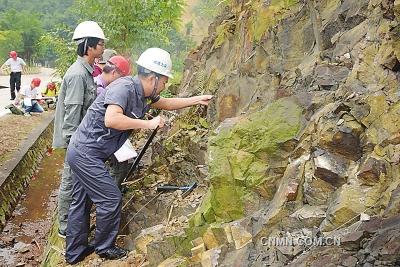 　9月9日～11日，近80名來自廣東省地質(zhì)局、省核工業(yè)地質(zhì)局、省有色金屬地質(zhì)局的中青年地質(zhì)技術(shù)人員，聚集在風(fēng)景秀麗的肇慶市鼎湖山腳下，一連三天，展開有“理論考試、巖礦鑒定、野外實(shí)操”為主要內(nèi)容的“全省礦產(chǎn)地質(zhì)專業(yè)技術(shù)人員職業(yè)技能競(jìng)賽”，互相PK，軋金奪銀。這是廣東省地質(zhì)系統(tǒng)自2008年以來開展的第六次職業(yè)技能大賽。