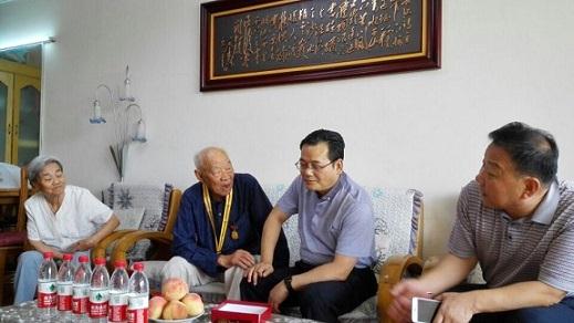 為抗戰(zhàn)老戰(zhàn)士或遺屬送上了紀(jì)念章、慰問(wèn)金