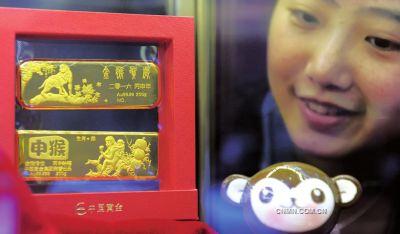 猴年賀歲金條提前開搶市場，在國際金價同比大幅下挫的背景下，今年的賀歲金條價格要便宜很多。昨天，中國黃金旗艦店首發(fā)七大系列猴年賀歲貴金屬產(chǎn)品，包括金條、金章、對聯(lián)等，其中“猴年大吉”、“金猴傳世”、“猴年對聯(lián)”產(chǎn)品均以稀缺高純金Au99.999為原料。